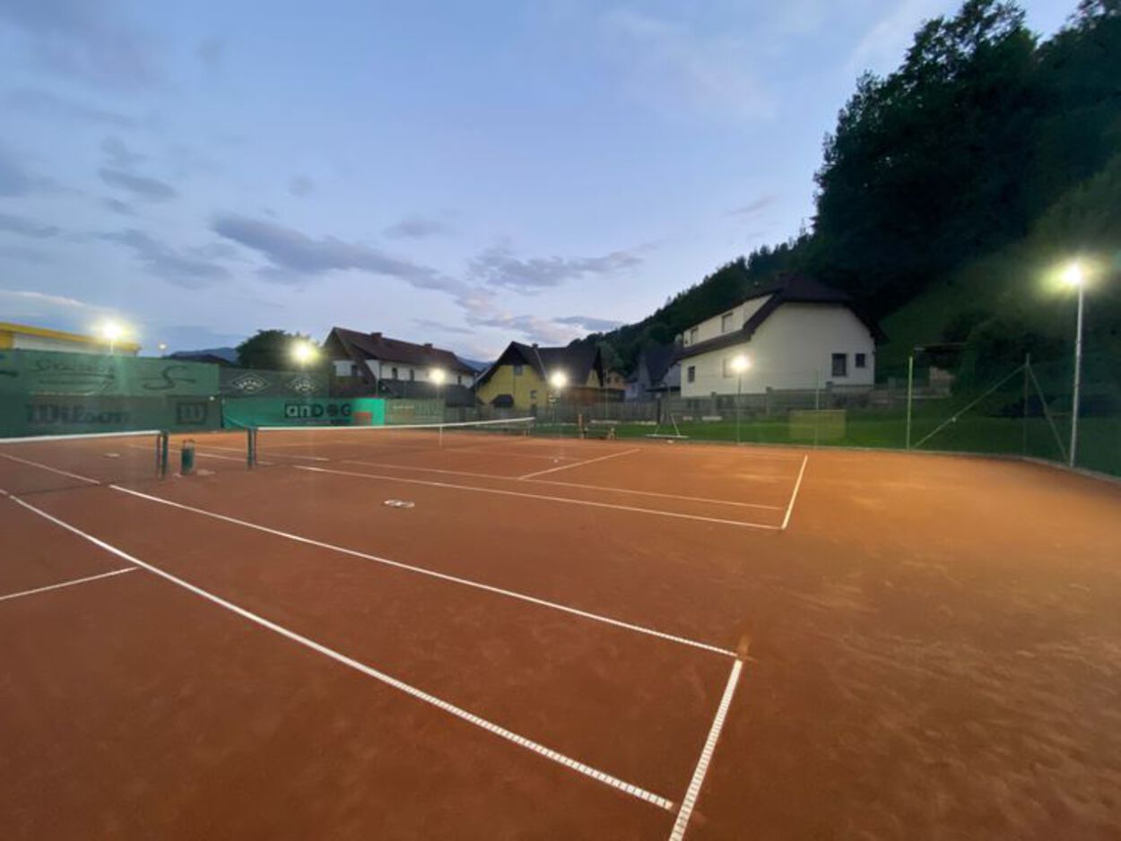 Es werde Licht! Neue Flutlichtanlage und Ballwurfmaschine am Start